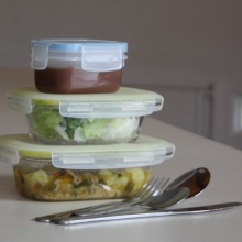 Contenedores reutilizables en servicio de almuerzo